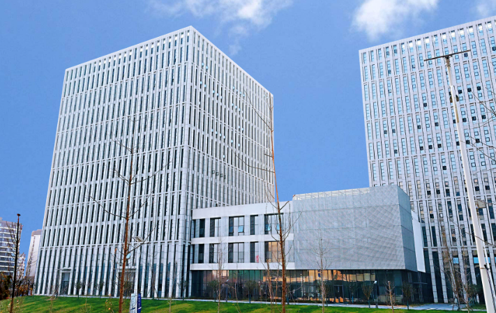 实木与板式结合工艺在成都定制衣柜橱柜中的技术应用解析